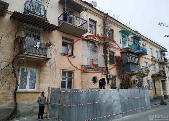 В центре Севастополя с дома №16 по улице Терещенко исчез балкон второго этажа. Сегодня утром часть территории, прилегающей к зданию, была огорожена, а на месте находились какие-то люди.