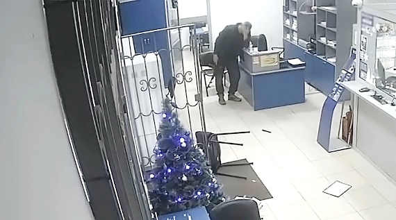 нападение нетрезвого гражданина с пластмассовым автоматом на банк в Алуште
