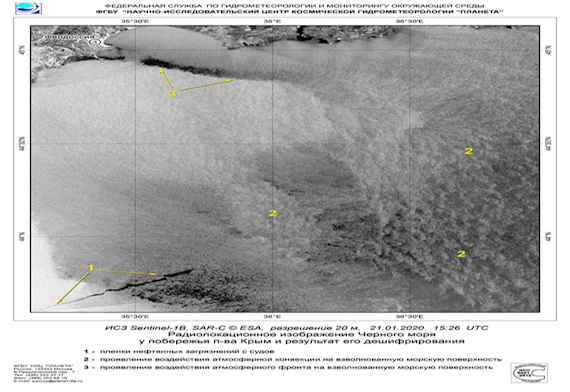 Судя по снимку, сделанному спутником, который опубликовал центр, разлив нефти находится юго-западнее Феодосии и имеет продольную форму. При этом нефтяное пятно расширяется с юго-запада на северо-восток.