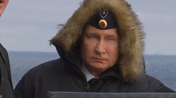 президент России Владимир Путин на борту ракетного крейсера Северного флота «Маршал Устинов»