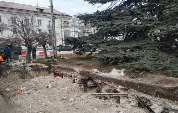 Рабочие в Севастополе нашли трамвайные рельсы при проведении реконструкции улицы Большая Морская. Они располагаются в районе площади Лазарева. 