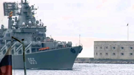 Ракетный крейсер «Маршал Устинов» встал на сервисное обслуживание в 13-й флотский судоремонтный завод в Севастополе.