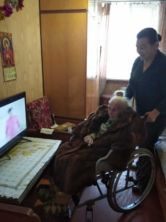 в нашем героическом городе Севастополе живет фронтовичка Анна Александровна Жарая. 99-летняя женщина скоро отметит свой столетний юбилей