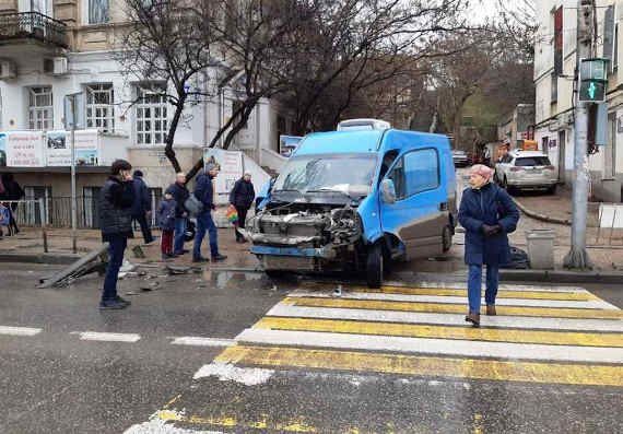 ДТП с участие небольшого грузоперевозчика и троллейбуса произошло 7 февраля на улице Гоголя в Севастополе.