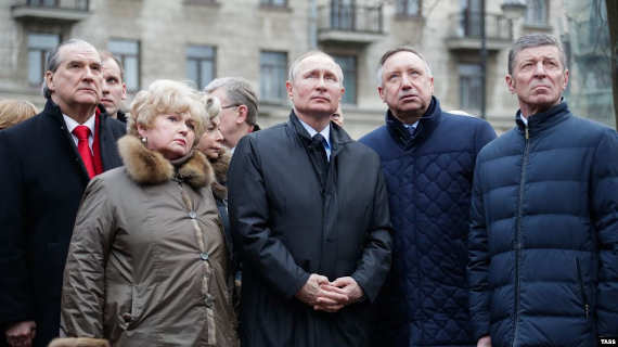 Владимир Путин (в центре) в Санкт-Петербурге, 19 февраля 2020 года