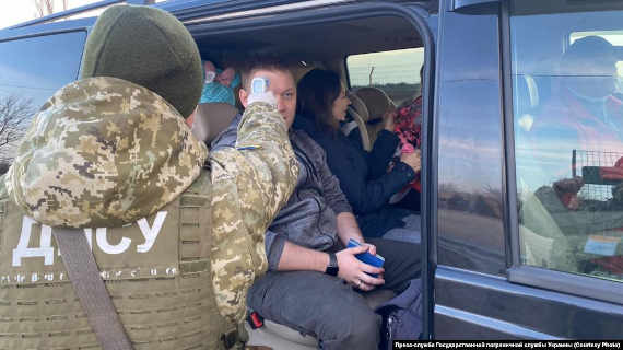 пограничники меряют температуру граждан, которые пересекают административную границу между Херсонской областью и Крымом