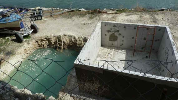 Канализационная цистерна, которую для возведенных апартаментов застройщик намерен установить у самого берега Стрелецкой бухты