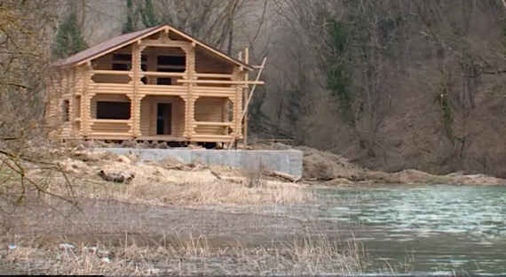у Терновского озера строят домики