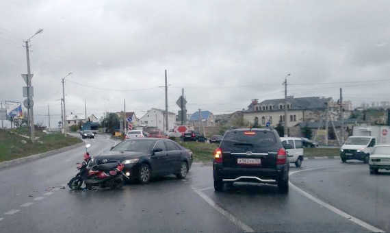 авария также с участием мотоциклиста произошла сегодня утром на Фиолентовском шоссе в районе строительного супермаркета «Добростой»