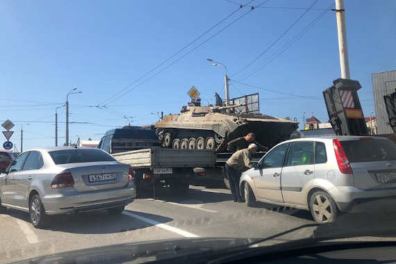 Очевидцы сообщают в социальных сетях о дорожно-транспортном происшествии, случившемся на улице Хрусталёва. Легковой автомобиль столкнулся с гружёным танковым транспортёром.