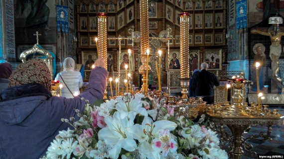 В Севастополе верующие пришли на празднование Вербного воскресенья, несмотря на запреты властей города. По случаю праздника в православных храмах города провели торжественные литургические богослужения