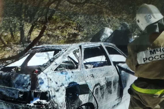 В Севастополе в районе Мекензиевых гор произошло ДТП, в результате которого загорелась машина