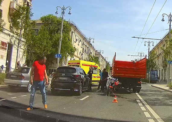 Сегодня в центре Севастополя произошло ДТП с участием девушки-мотоциклиста. Авария произошла около 15:20 на улице Большой Морской
