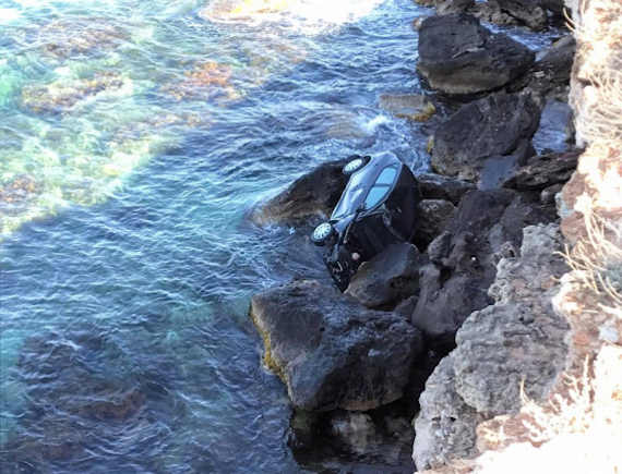 На камнях в воде с западной стороны побережья у мыса Херсонес лежит автомобиль, упавший с высокого берега. 