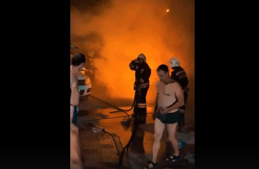 Ночью 12 июня в Севастополе на улице Тульской у дома № 16 горели автомобили
