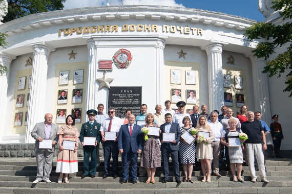 В День города на площади Нахимова традиционно открыли обновленную Доску почета