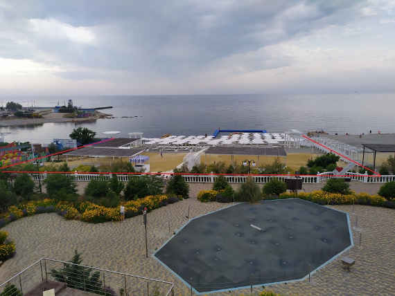 Красной линией выделен участок пляжа, закрытый от простых жителей и гостей Севастополя, которые не являются постояльцами отеля экс-министр обороны Украины