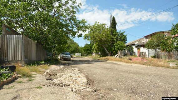 На днях, во второй половине июня 2020 года, жители севастопольской улицы Пархоменко стали свидетелями «капитального ремонта» дороги