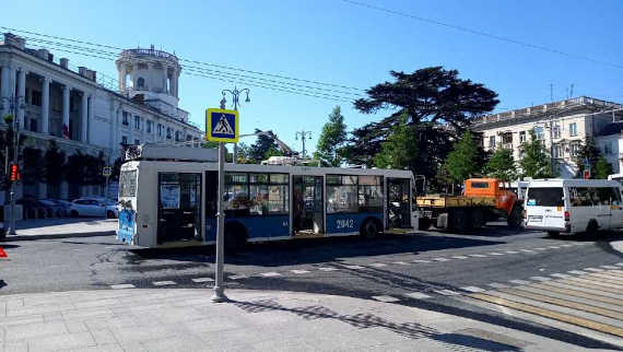 В центре Севастополя троллейбус сломал штанги и задымился