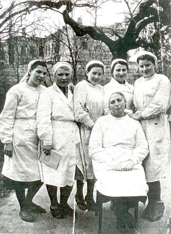 Лучинкина В.И. (1-я слева)
