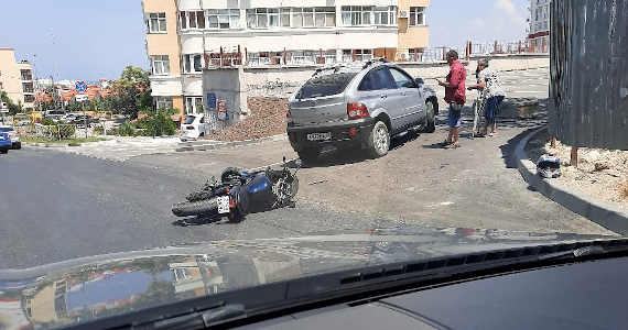 Около полудня мотоциклист, двигавшийся по улице Степаняна, при попытке обгона ехавшей впереди машины врезался в заезжавший на парковку автомобиль