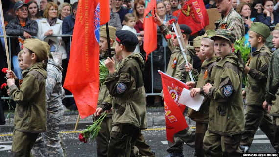Дети на параде Победы в Севастополе