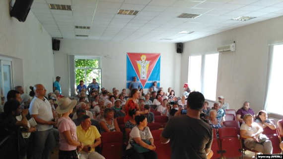 В четверг, 9 июля, около 150 крымчан собрались в здании поселкового совета Партенита с требованием позволить местным жителям посещать пляжи 