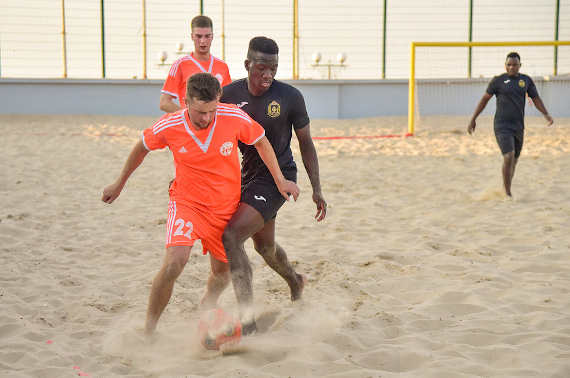В Севастополе проходят матчи по пляжному футболу на Кубок губернатора. В турнире принимают участие двенадцать мужских команд и три женские.