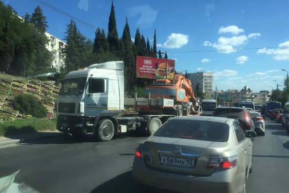 Троллейбусная контактная сеть обрушилась на асфальт на автодороге проспекта Гагарина в Севастополе. По словам очевидца, они зацепили проезжающий в это время автомобиль