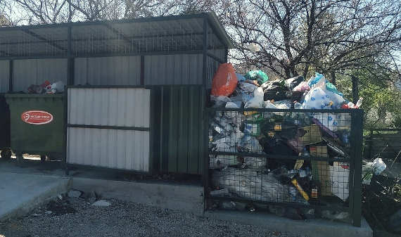 В Севастополе усугубляется мусорный вопрос: к проблемам с вывозом отходов и появлением новых свалок добавились сложности с и так плохо развитым раздельным сбором ТКО.
