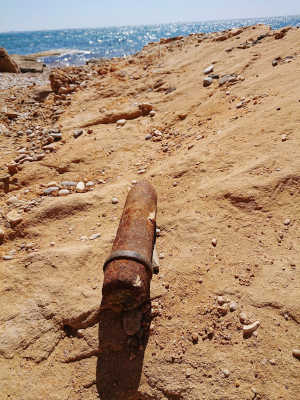На диком пляже под Севастополем найден снаряд