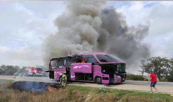 Пассажирский автобус, следовавший по маршруту Геленджик – Симферополь, сгорел под Керчью