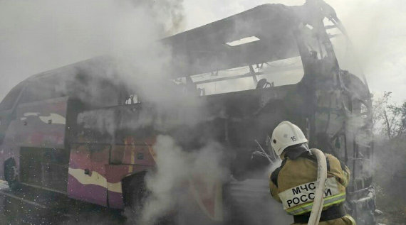 К моменту прибытия спасателей огнем был охвачен моторный отсек автобуса и часть салона