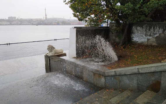 Во время обильного дождя в центре Севастополя из-под земли забил фонтан. Необычная картина наблюдалась сегодня на Графской пристани 