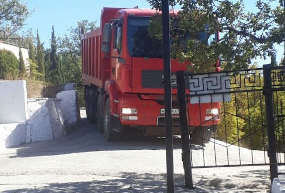 В Ялте строительный мусор и землю привозят самосвалами и сбрасывают у кладбища в поселке Бекетово