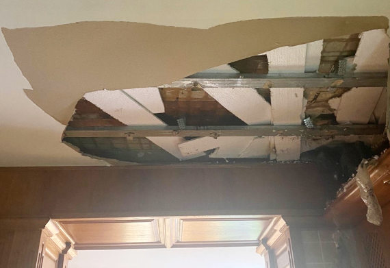 В Севастополе после ночного ливня в квартире в центре Севастополя обрушилась половина потолка