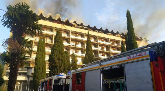 В ликвидации пожара в санатории "Ялта" принимают участие 43 человека личного состава и 13 единиц техники.