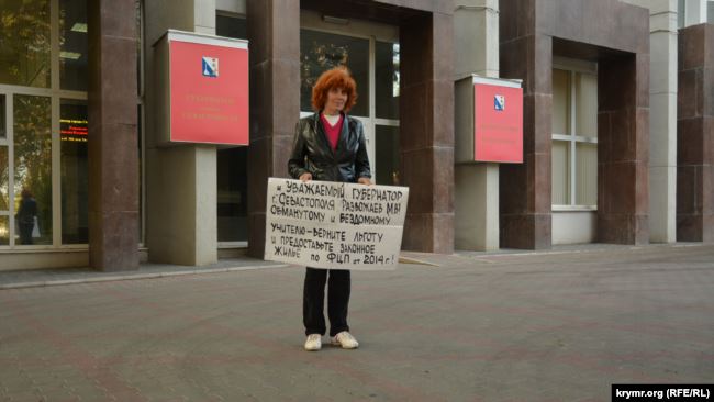 Бывший школьный учитель Ольга Сивкова пикетировала здание правительства Севастополя
