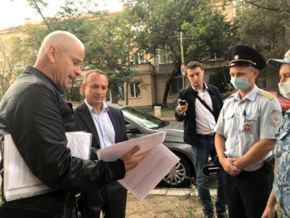  Активист-толстовец Александр Преза (слева) доказывает Сергею Румянцеву, что ремонт нарушает санитарные нормы 