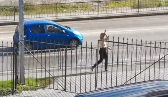 Жительница Севастополя вышла на улицы города с голой грудью. Прогуливаясь в районе «огурца» на 5-ом километре, она