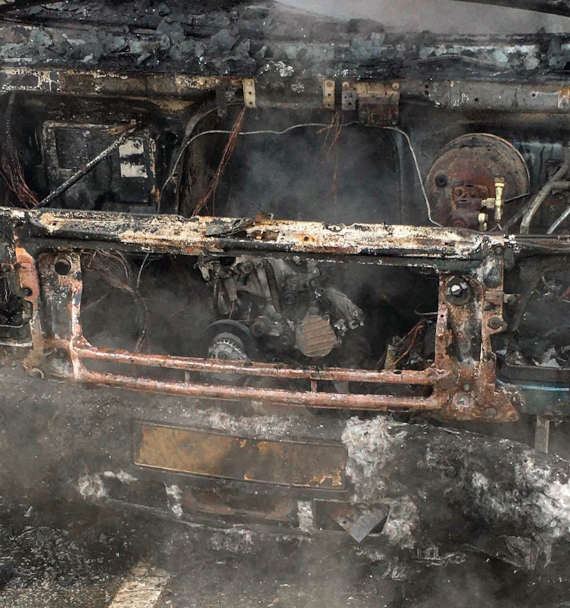 огонь охватил автомобиль-рефрижератор