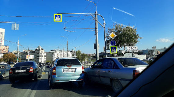 Другим автомобилям, движущимся в сторону центра Севастополя приходится объезжать ДТП по встречной полосе