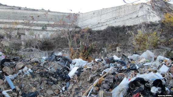 В Инкермане под Севастополем на территории брошенных карьеров появились новые свалки мусора