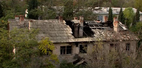 Заброшенные дома на улице Оборонной стали притоном для наркоманов и бомжей