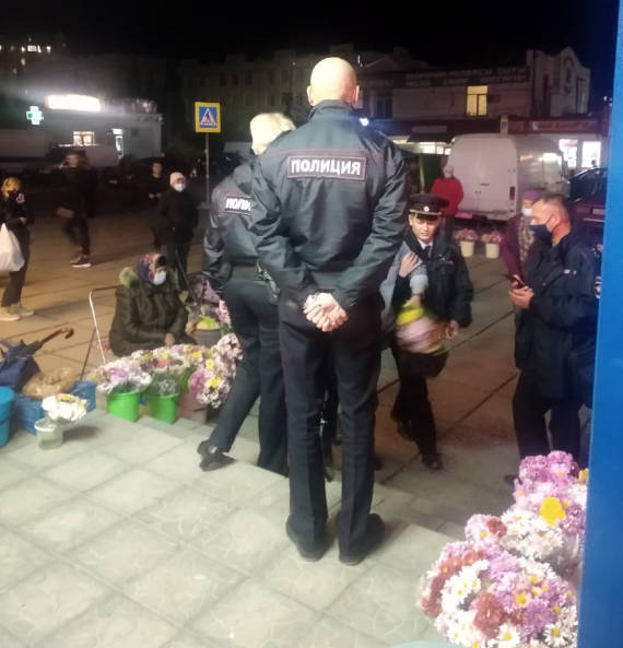 в районе рынка на Шевченко перед магазином «ПУД», где сотрудник полиции без маски сопровождал гражданина