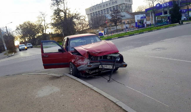 Водитель автомобиля «Фольксваген Гольф» не пропустил машину скорой помощи и въехал ей в левый бок