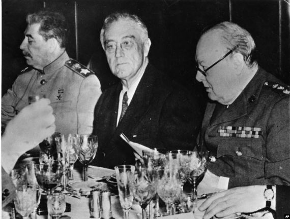 Советский лидер Иосиф Сталин, президент США Франклин Делано Рузвельт и премьер-министр Великобритании Уинстон Черчилль