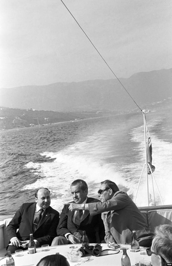 Генеральний секретарь ЦК КПСС Леонид Брежнев (справа) и Ричард Никсон (в центре) во время морской прогулки у берегов Крыма, 1974 год