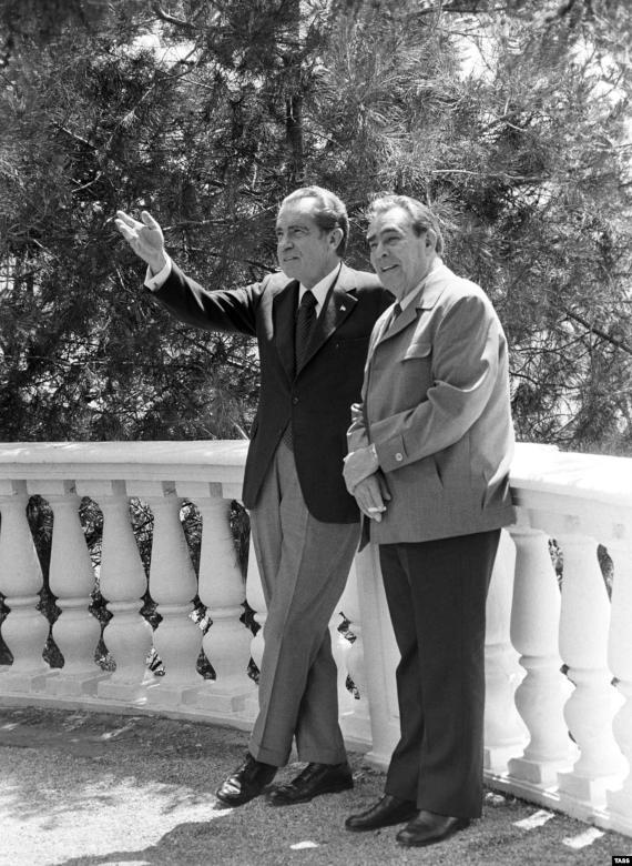 Никсон и Брежнев во время беседы в поселке Ореанда