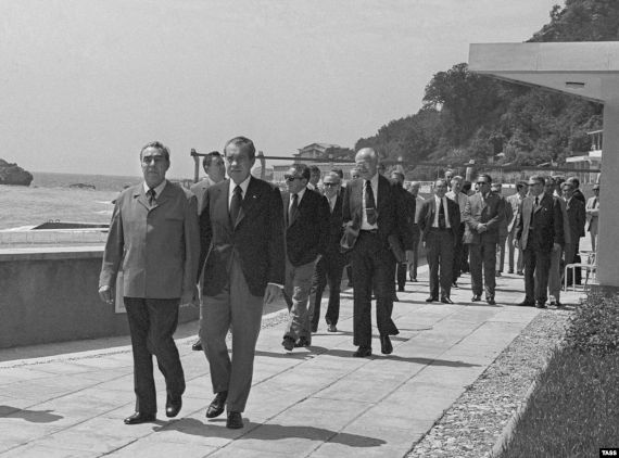 Брежнев и Никсон (справа) гуляют по Ореанде